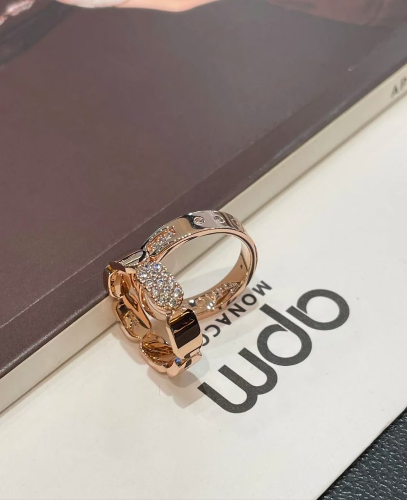 Couple jewelry with personalized engravings that truthfully represent love and closeness.