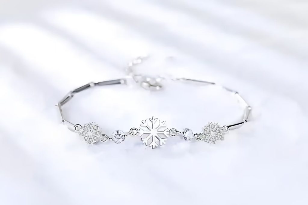 Silver bracelet with snowflakes, a dainty and refined Christmas adornment.